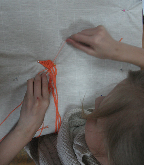 Плетем с детьми оранжевая брошь