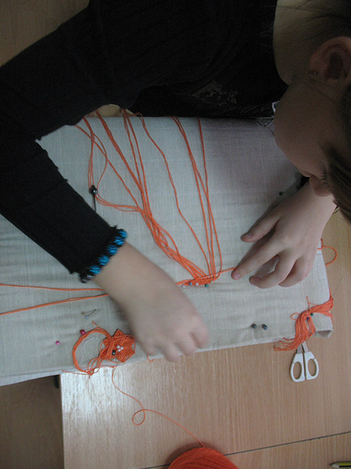 Плетем с детьми оранжевая брошь