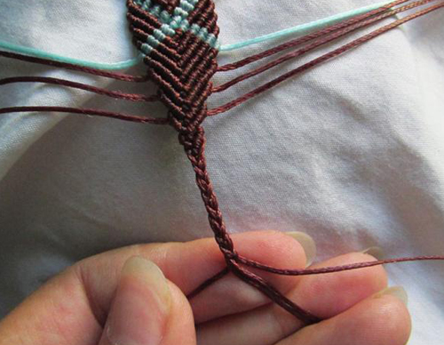 плетем самую обыкновенную трехрядную косичку