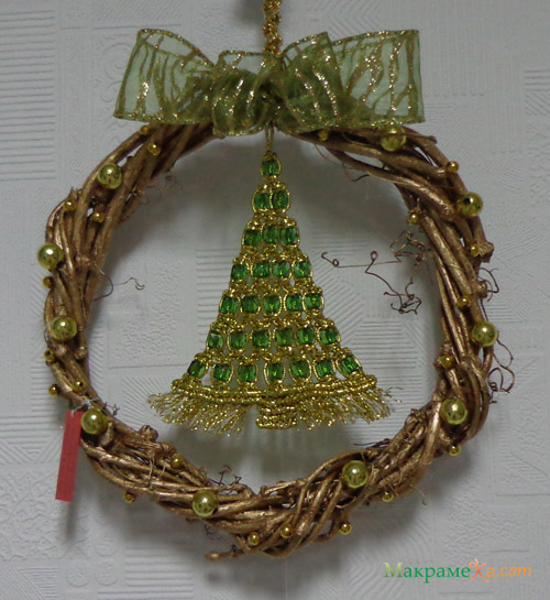 Новогоднее макраме, Композиция с золотой елкой и зеленым бантом 