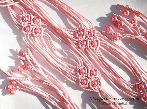 Розовый плетеный пояс с кистями и бусинами, макраме  