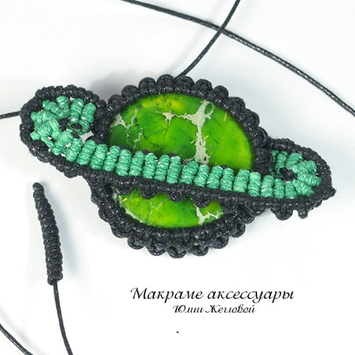 Кулон Гайя с зеленым варисцитом, макраме